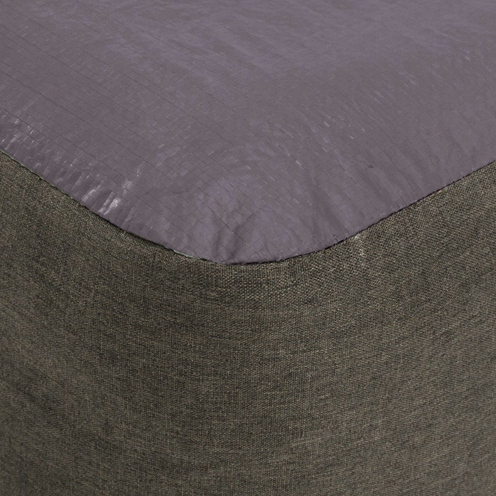 Detailansicht einer Ecke des grauen Stoffbezugs