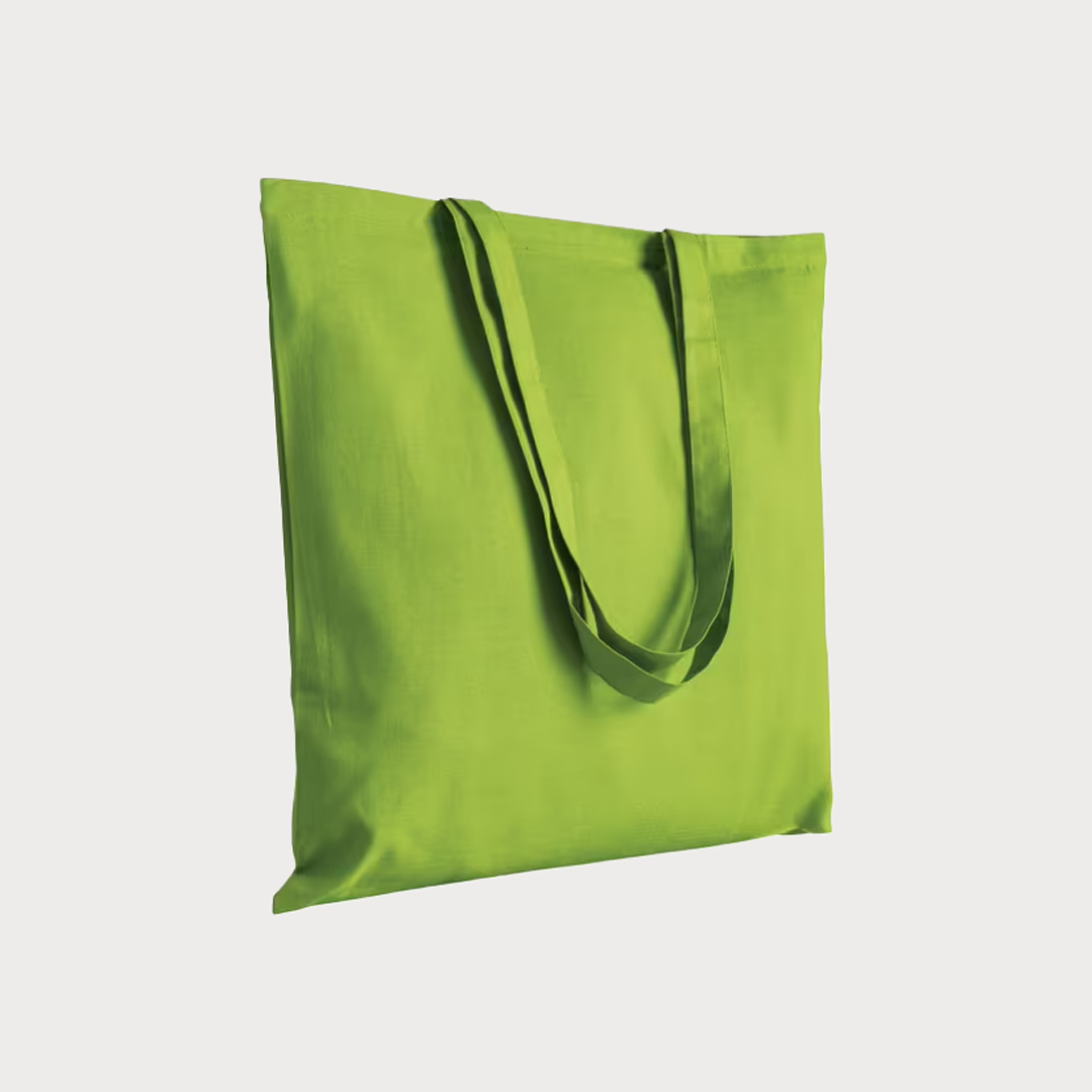 Eine apfelgrüne, unbedruckte Baumwolltasche mit zwei Henkeln.