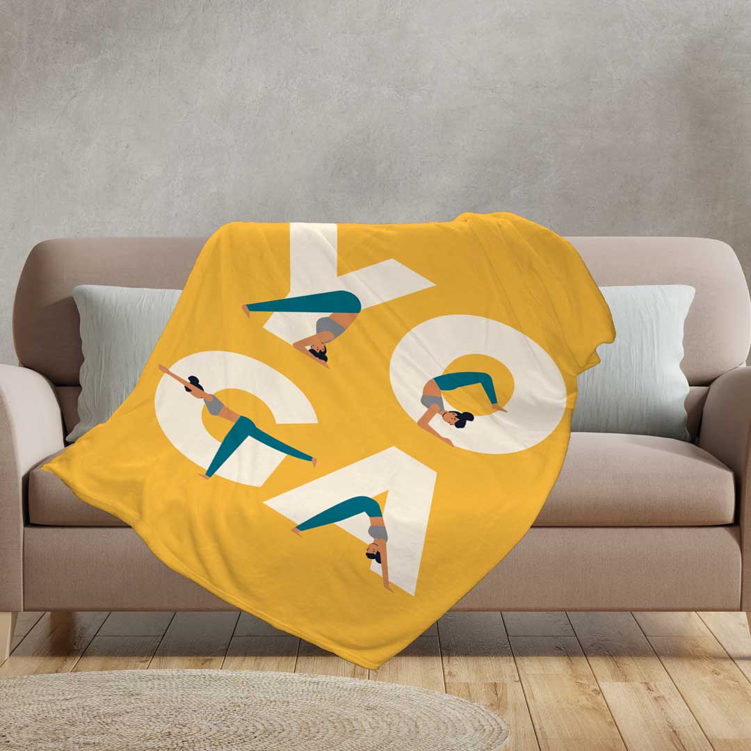Bedruckte Fotodecke mit Yoga-Illustrationen, ausgebreitet über einem Sofa 