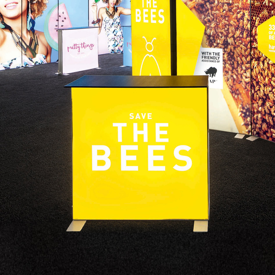 GO Counter mit gelber Frontbespannung auf Messeboden