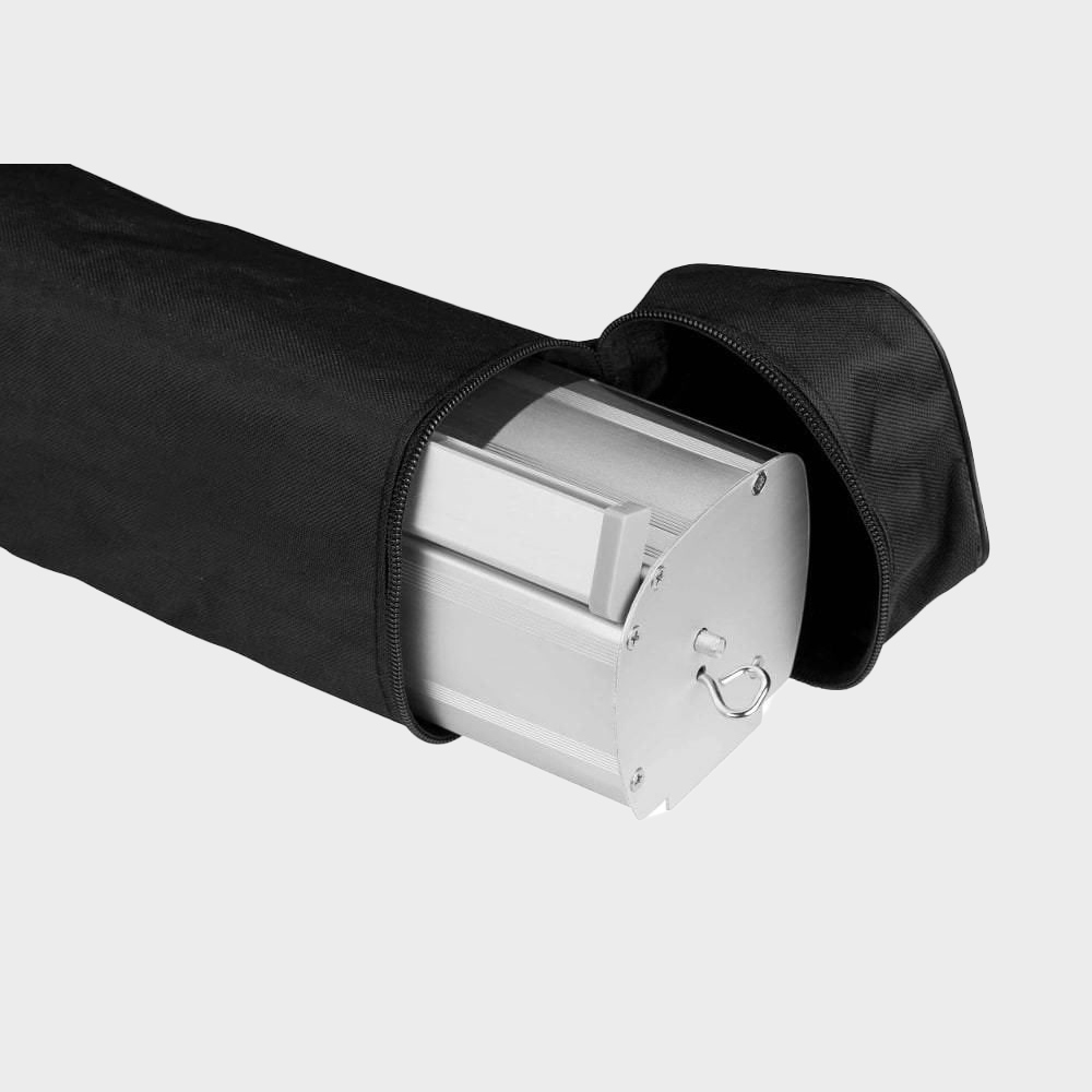 Eine schwarze Transporttasche, aus der die Aluminiumkassette eines Roll-up-Displays herausragt.
