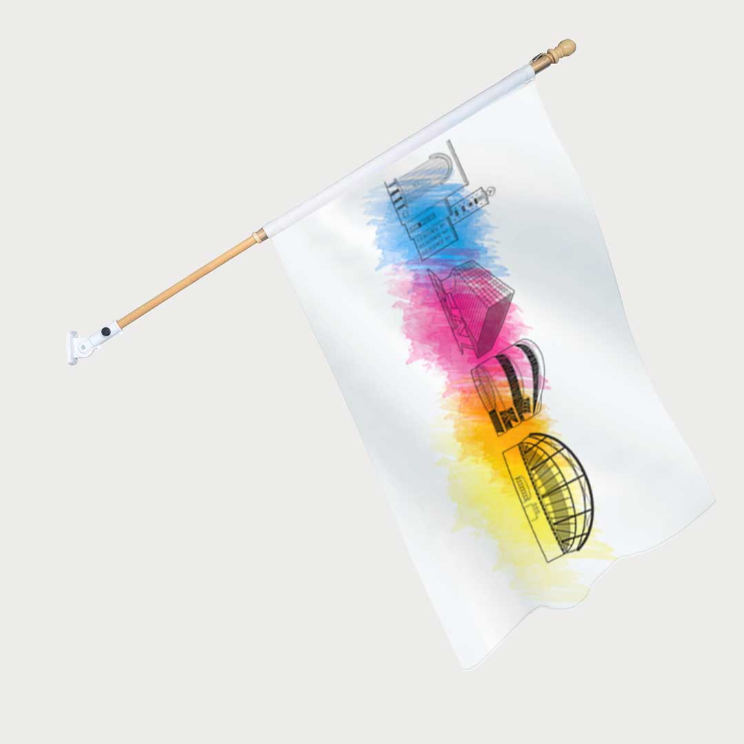 Die Fahne ist an einem Holzstab mit Halterung befestigt.