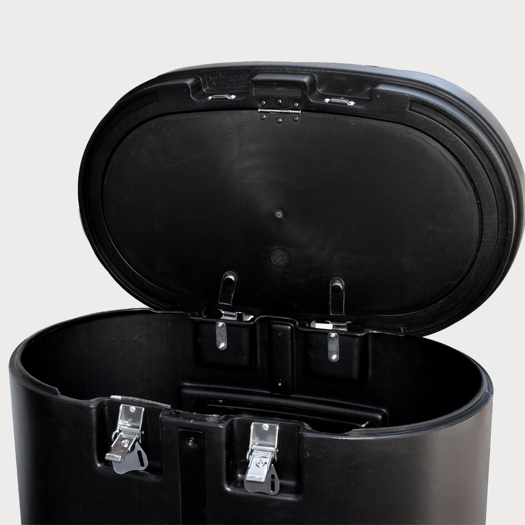 Geöffneter Teckenplatte mit Sicht auf Scharniere und Innenraum