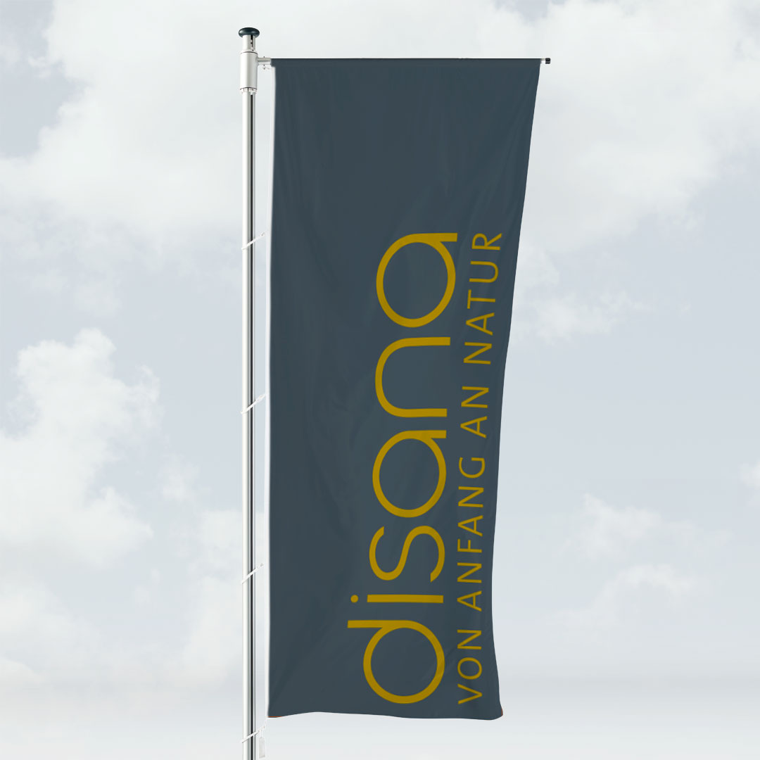 Auslegerfahne im Hochformat an Aluminium-Hissmast mit drehbarem Ausleger und Bodenhülse.