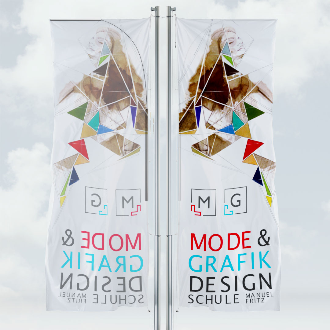 Hochformatfahne am Aluminium-Hissmast mit farbigem Motiv und Schriftzug, sichtbarer Fahnenspanner auf der Rückseite