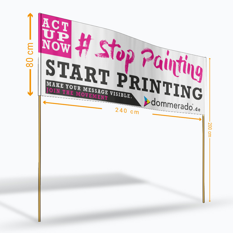 Ein großes, weißes Demonstrationsbanner mit schwarzer und pinker Aufschrift, montiert auf zwei Holzstangen, inklusive Maßangaben.