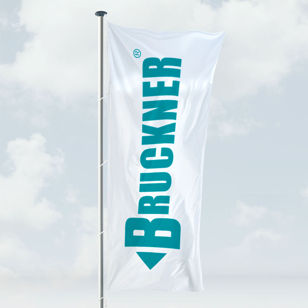 Hochformatfahne an einem zylindrischen Aluminium-Hissmast mit Auslegerarm, doppelt gesäumt und seitlich befestigt.