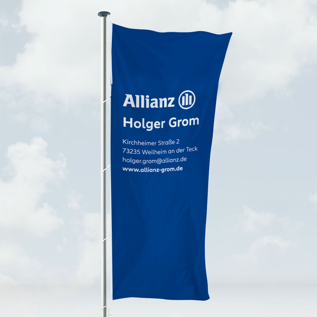 Hochformatfahne an einem zylindrischen Aluminium-Hissmast mit Auslegerarm, doppelt gesäumt und seitlich befestigt.