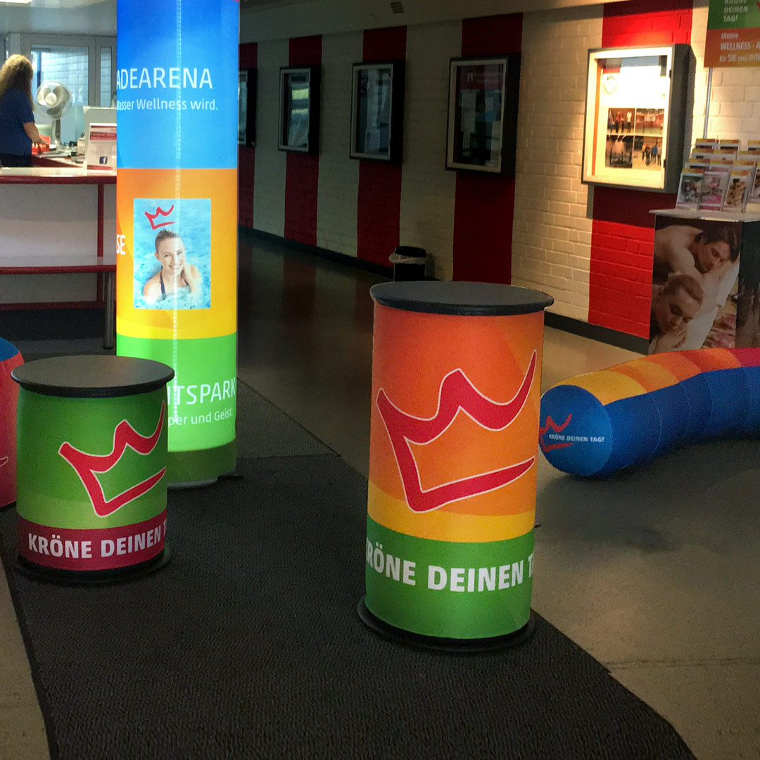 2 Airquick Counter mit farblich bedruckter Bespannung im Einsatz auf einer Veranstaltung 